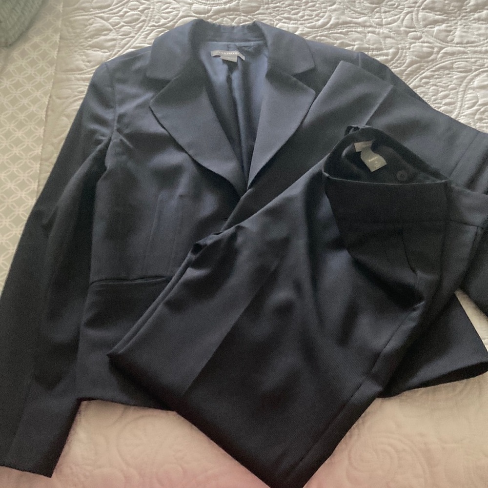 Full Navy Ann Taylor suit, size 4. Smoke and pet free home.